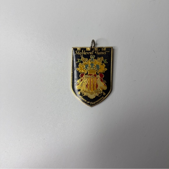 Medieval Times Crest Pendant Dinner & Tournament Keychain Enamel Gloss Gold VTG - Picture 11 of 15